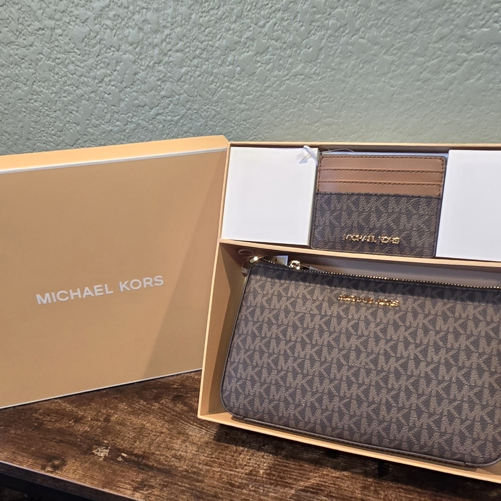 BRAND NEW W/TAGS. Michael Kors Giftable Set Brown Crossbody and Card Case
